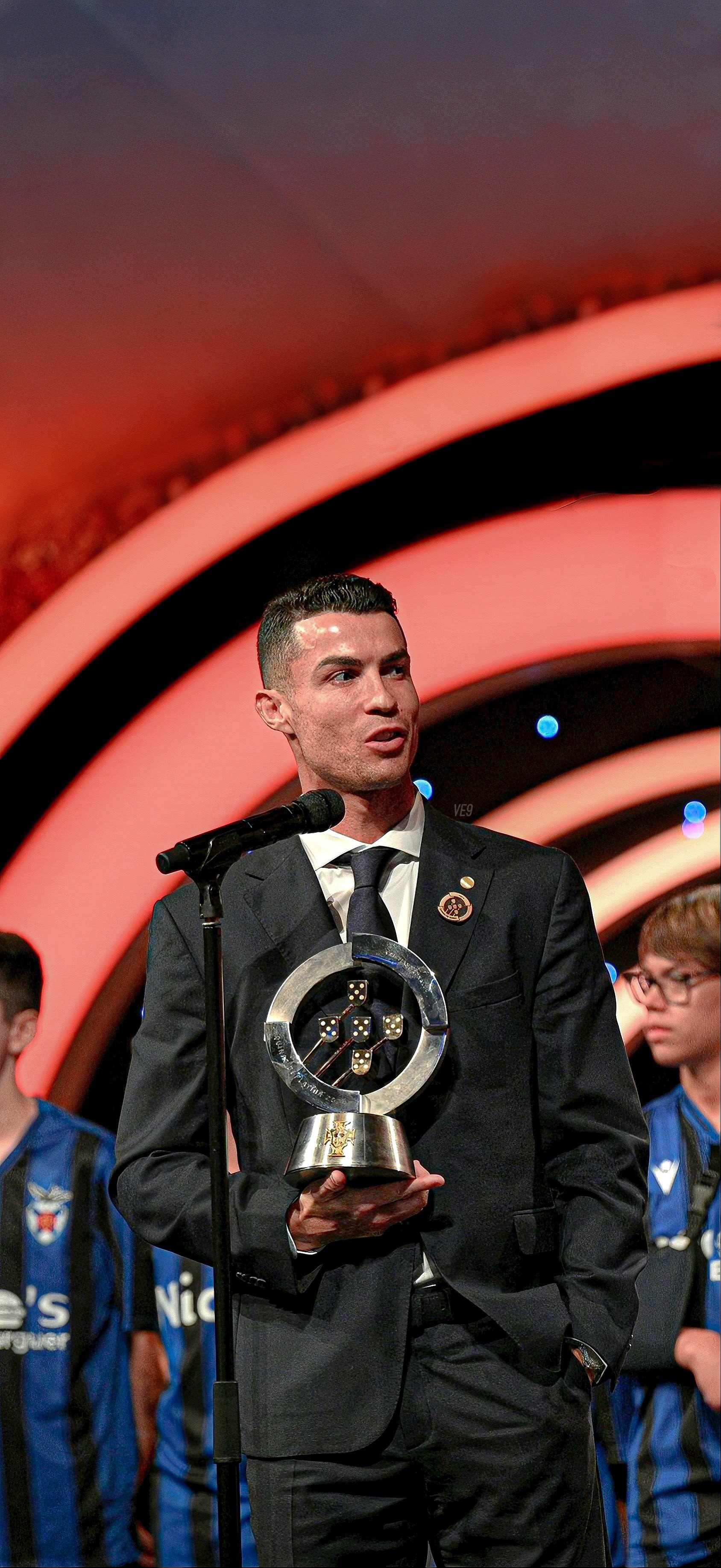 C罗迎来十赛季高光表现，巴黎圣日耳曼球迷沸腾！的简单介绍