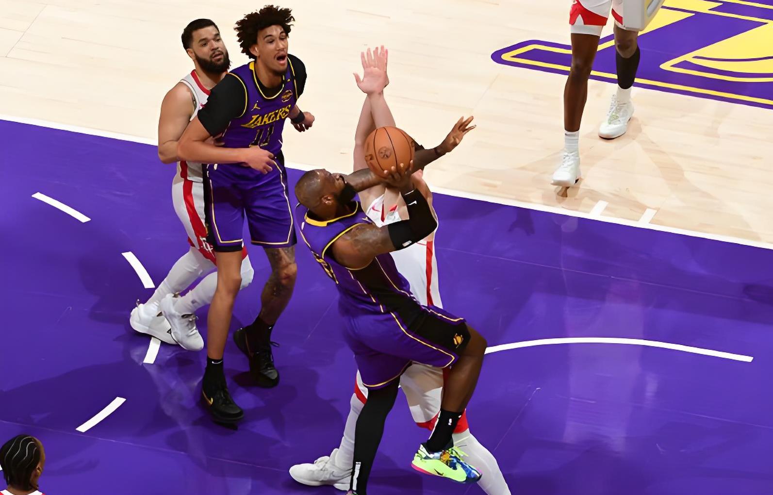 关于清晨体能课后，洛杉矶湖人完成体检备战全明星赛，气氛紧张，年轻球员得到机会的信息